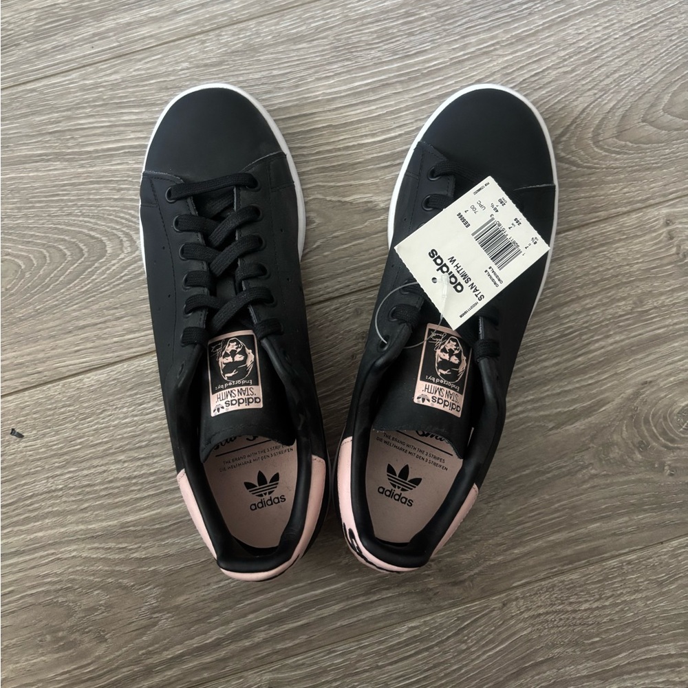 NWT STAN SMITH BLACK AND PINK SNEAKERS